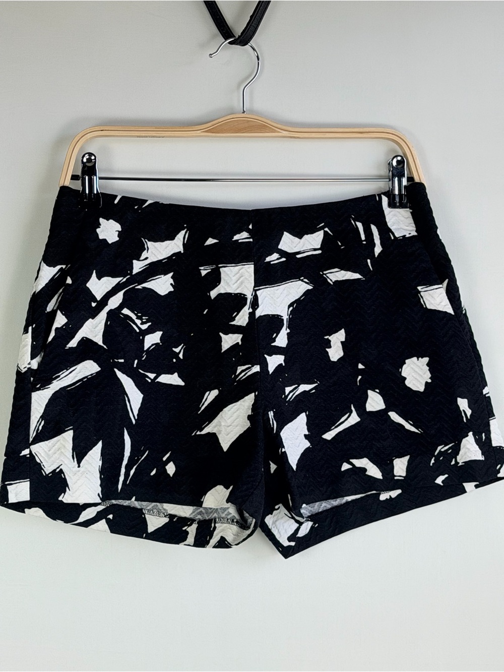 Banana Republic Black White Abstract Print Textured Shorts Size 4
